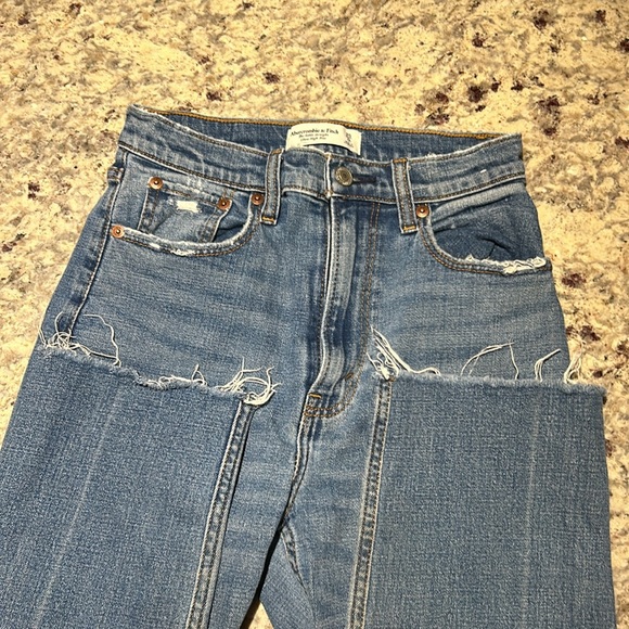 Abercrombie Ankle Straight Ultra High Rise Jeans - Picture 8 of 8